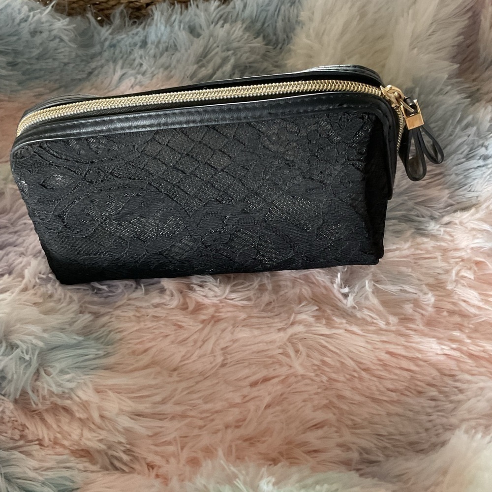 Victoria's Secret Black LACE Make Up Bag with gold bow,clear inside ❤️
EUC - Picture 4 of 6